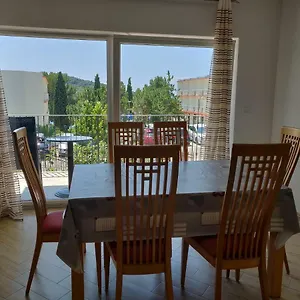 Greta,50 Meters To The Apartman